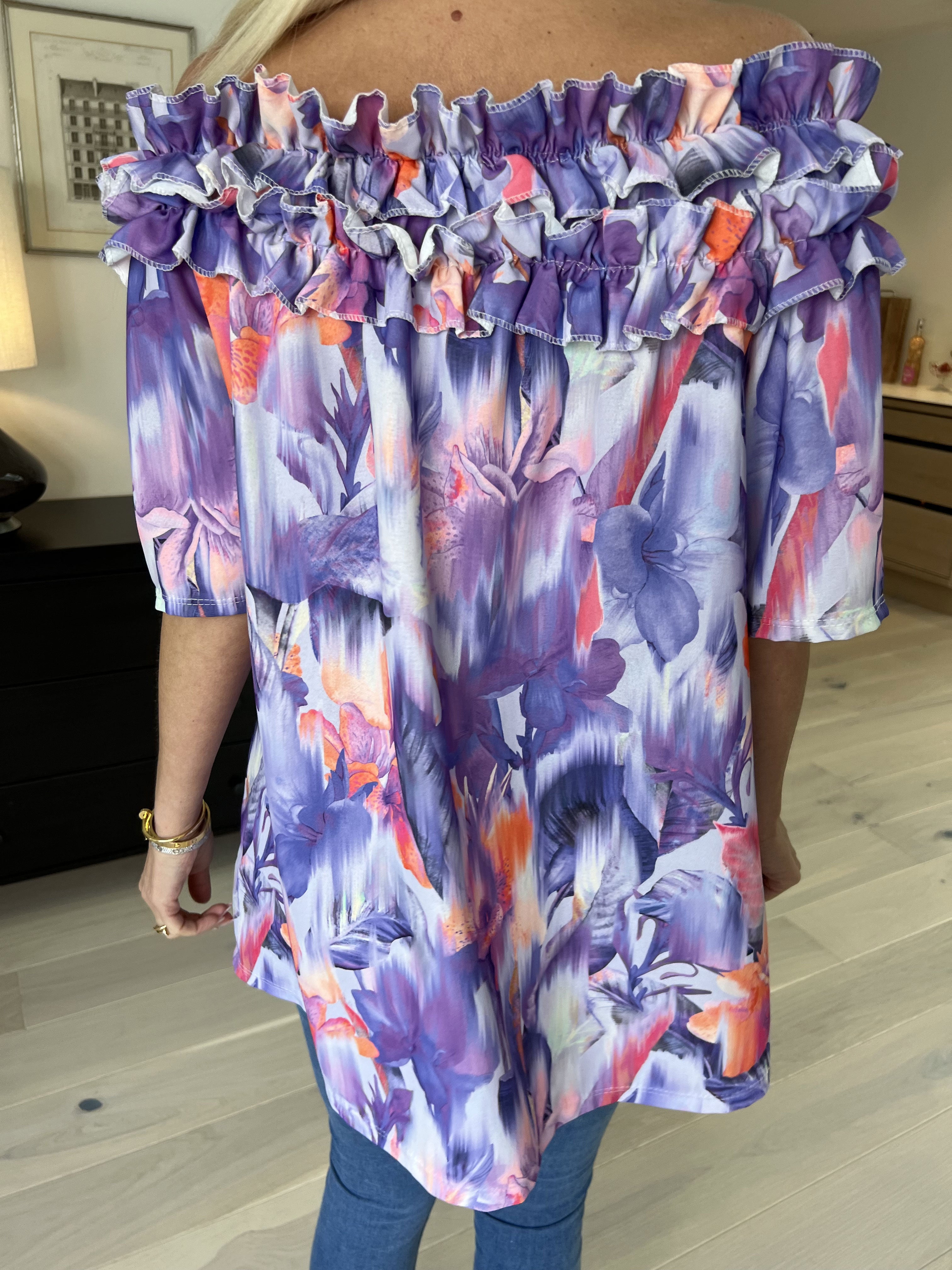 Chili Sleeveless Hawaii - Blomstret tunika med flæser i udskæringen